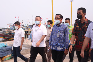 Beri Bantuan 1000 Paket Sembako, KKP bersama Ketua Komisi IV DPR RI Hadir di Lempasing