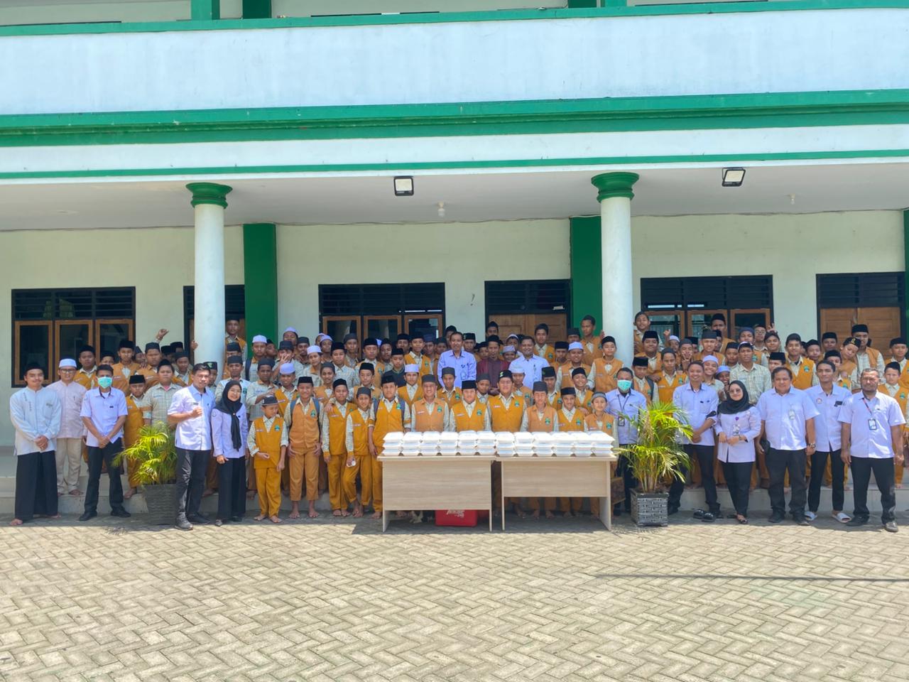 Dalam Rangka HUT KKP Ke 25 Tahun BPPMHKP Ternate Melakukan Kegiatan Berbagi Makanan Menu Ikan Bergizi dan Minum Susu Ikan "SURIKAN"