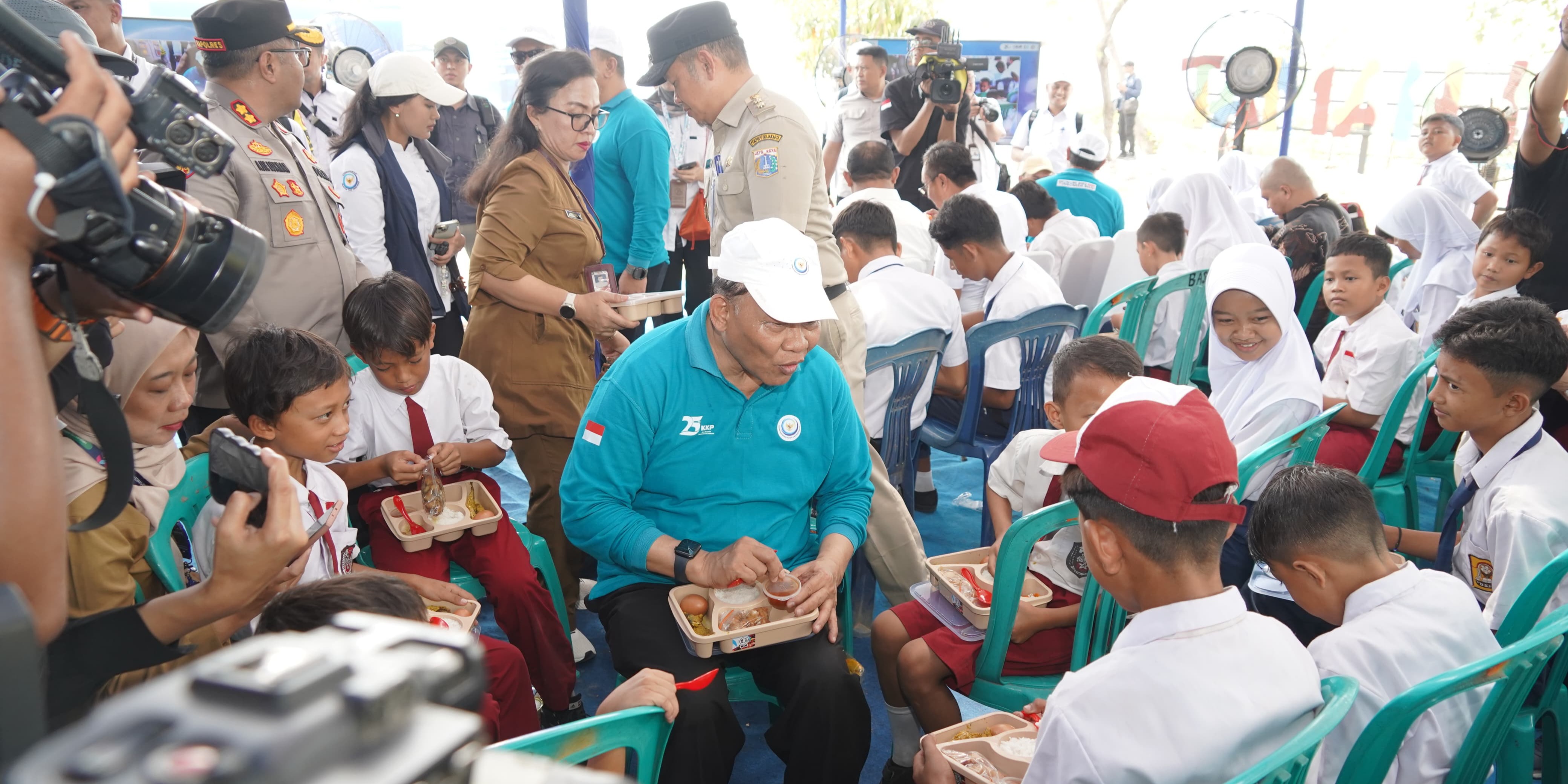 Dukung Makan Bergizi Gratis, KKP Gelar Makan Bareng 32 Ribu Porsi Nasi Ikan di Puncak HUT Ke-25