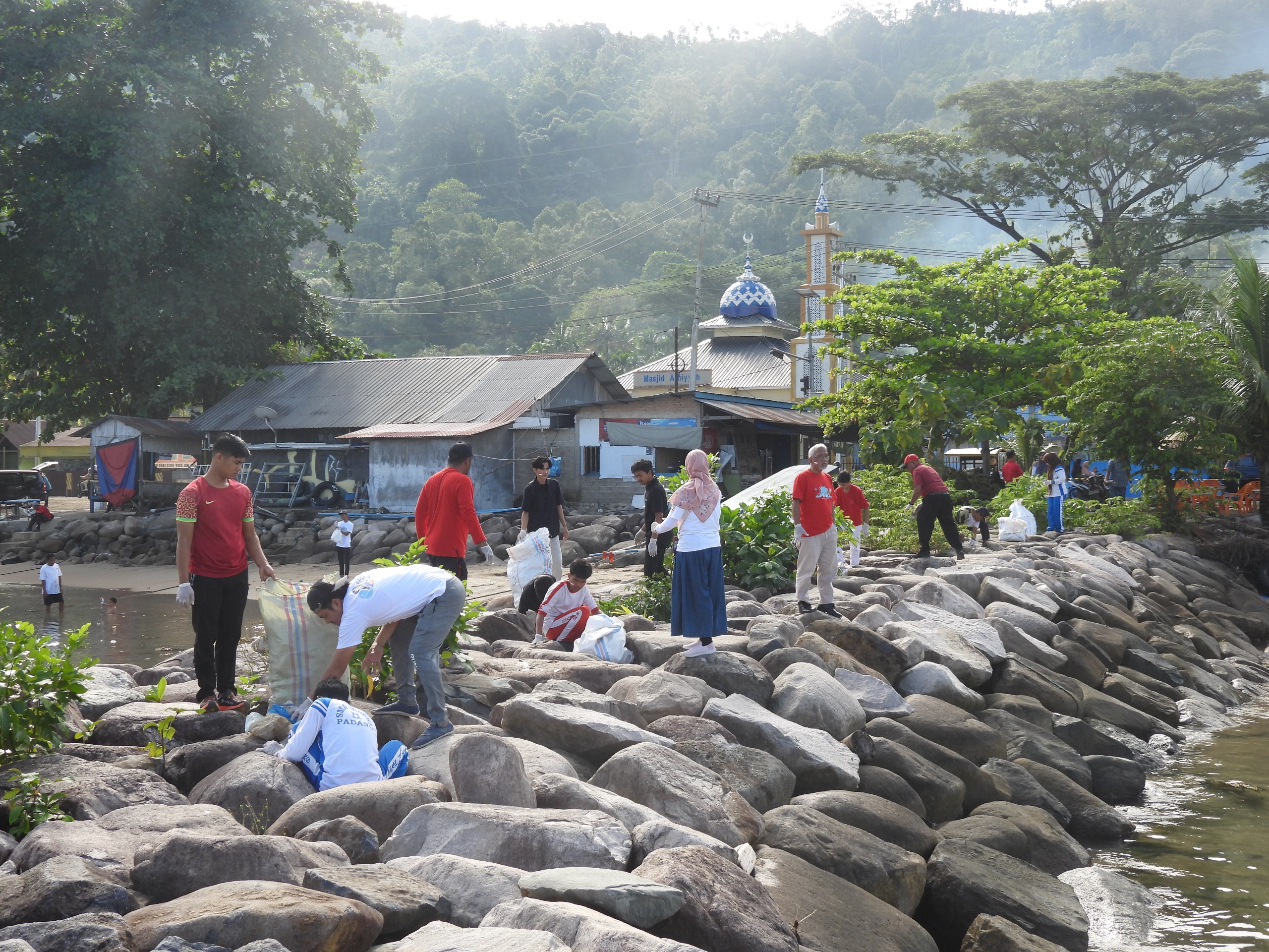 Gerakan Laut Sehat Bebas Sampah, KKP Bersihkan 230 Kg Sampah di Pesisir Padang