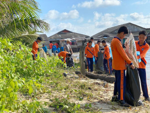 Gernas BCL Natuna Diwarnai Aksi Anak-Anak Sekolah Bersihkan Sampah Laut