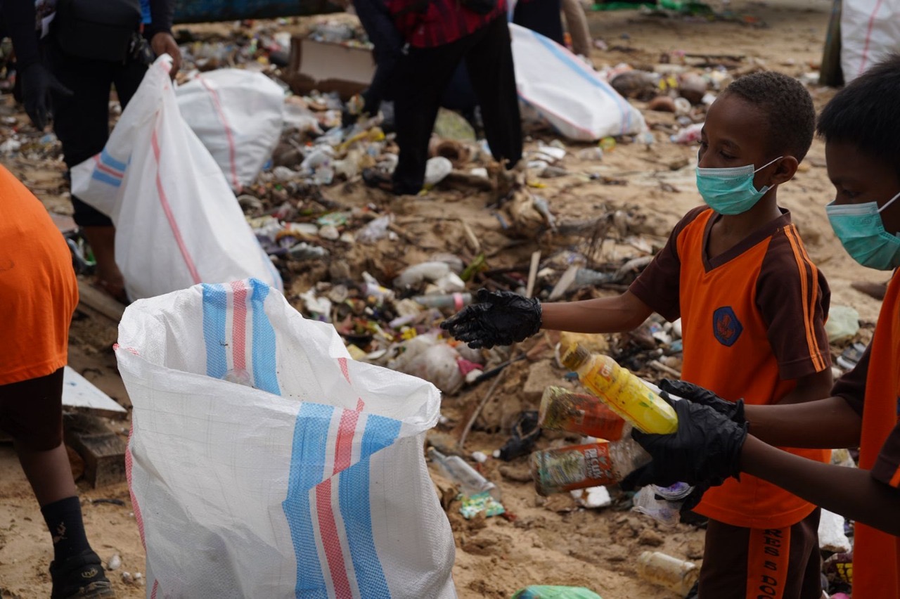 KKP Bersihkan Pantai Doom Bersama Anak Muda di Hari Laut Sedunia