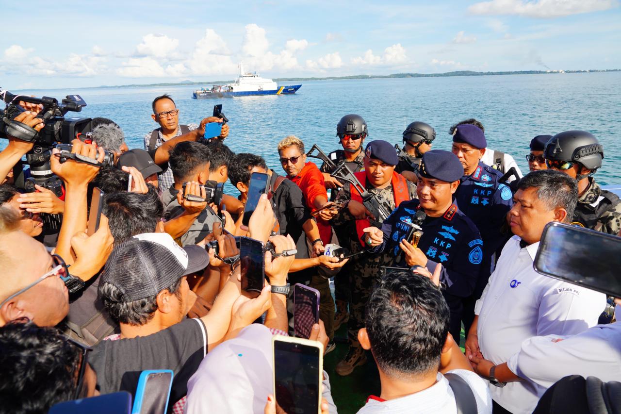 KKP Hentikan 2 Operasional Kapal Isap Pasir Bendera Singapura di Perairan Batam