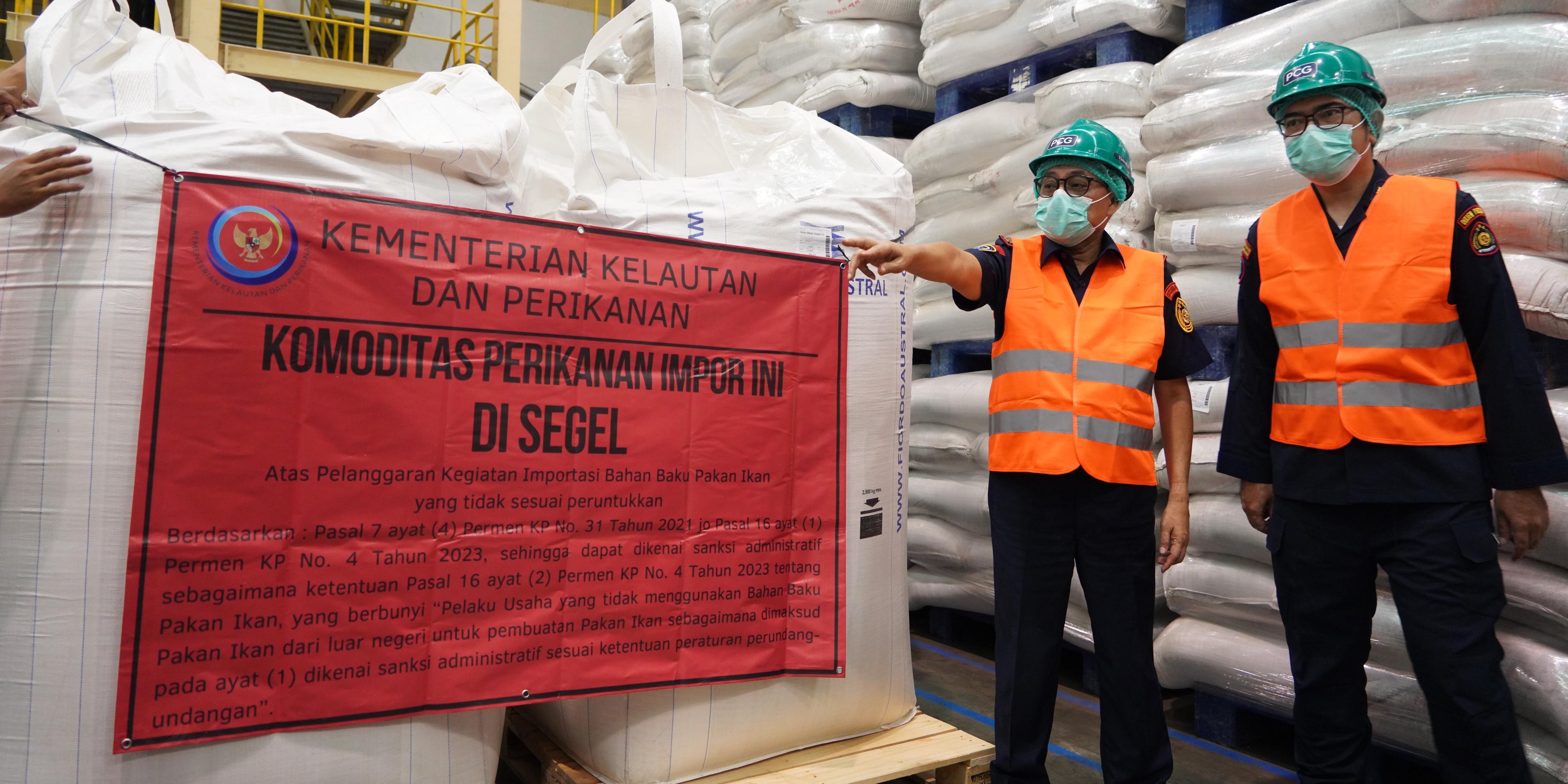 KKP Segel 453 Ton Bahan Baku Pakan Ikan dari Luar Negeri