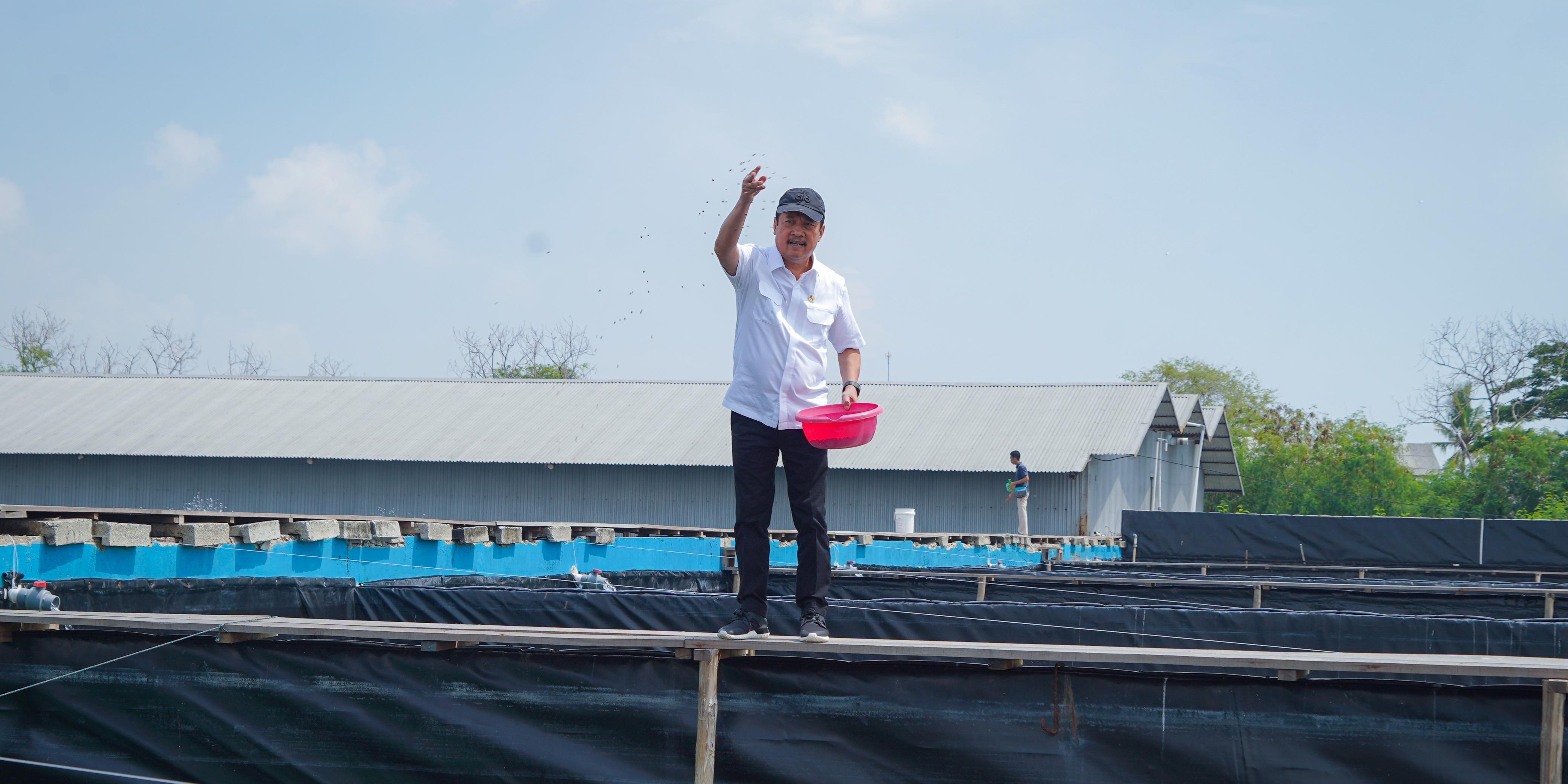 KKP Tebar Benih Nila Salin Siklus Dua di BINS Karawang