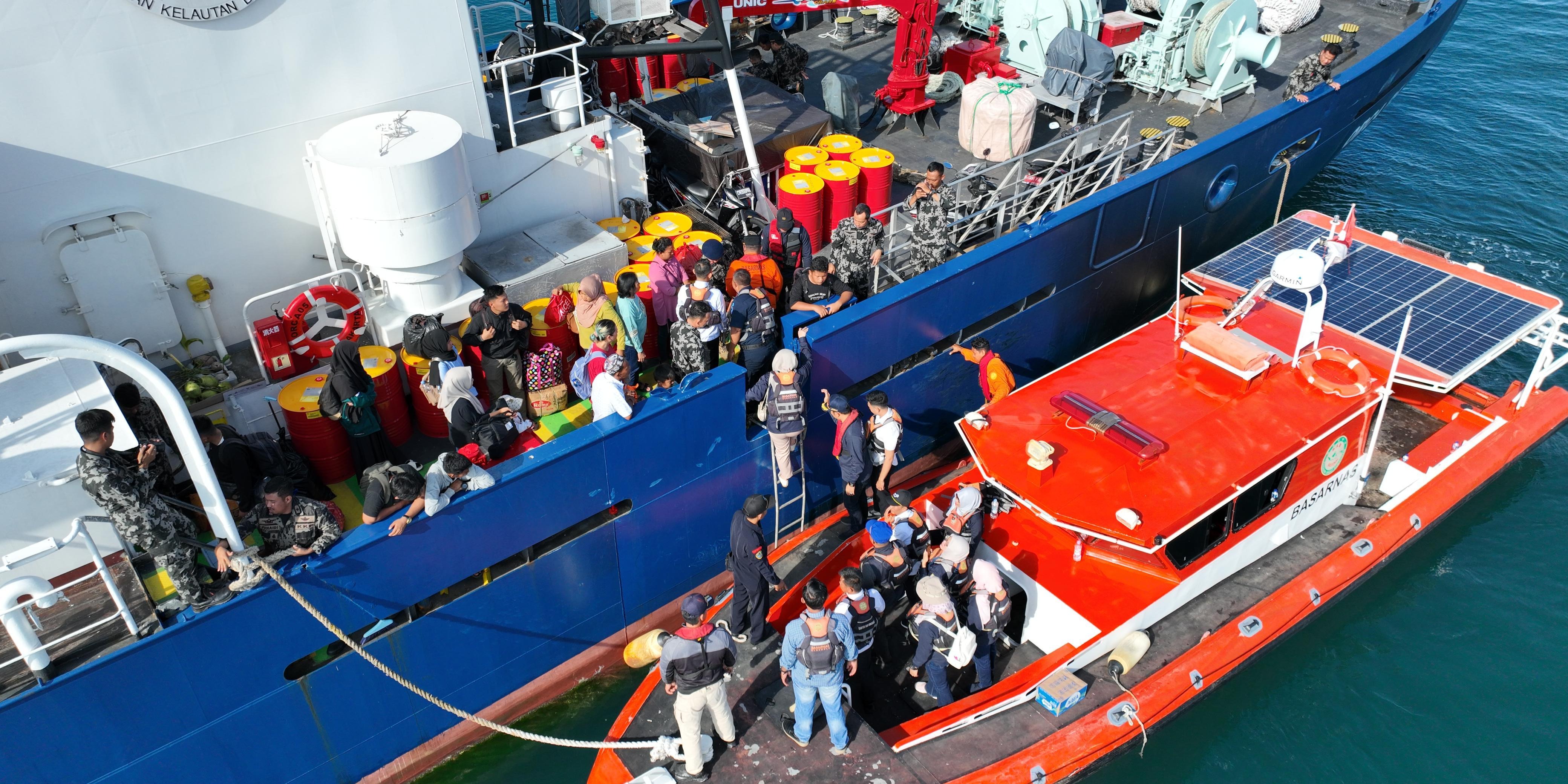KP. Orca 05 KKP Angkut Warga Enggano ke Bengkulu