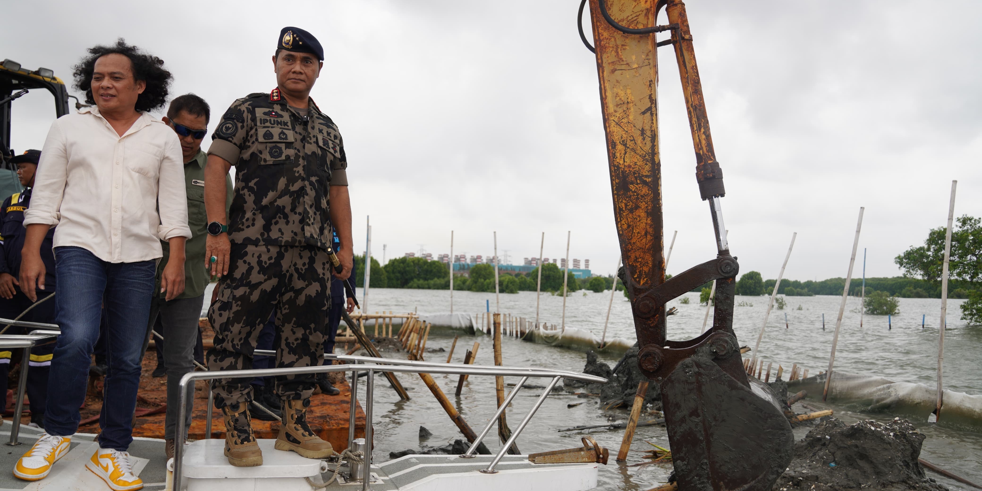 Pagar Laut Tanpa Izin di Bekasi Dibongkar