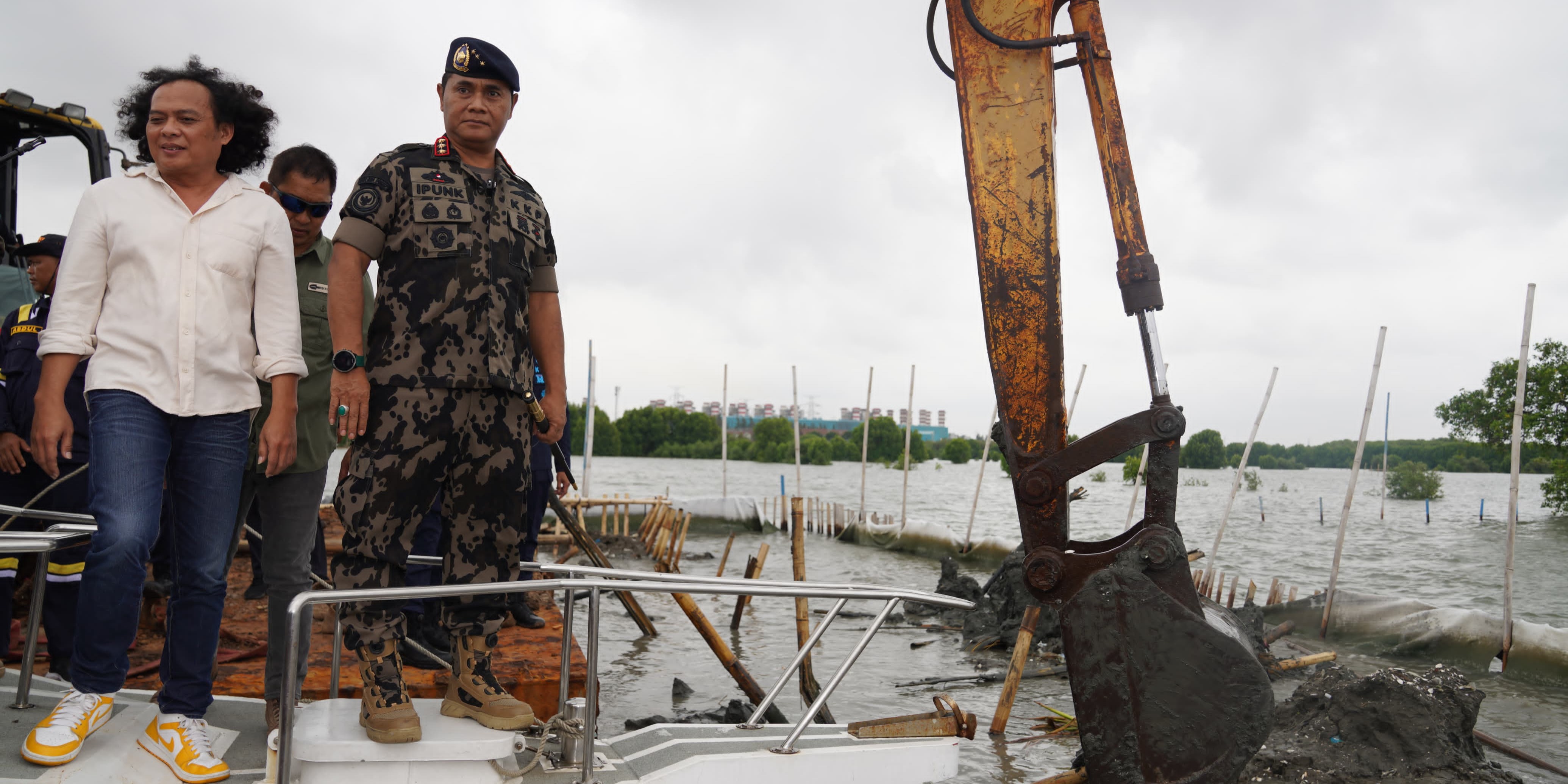 Pagar Laut Tanpa Izin di Bekasi Dibongkar