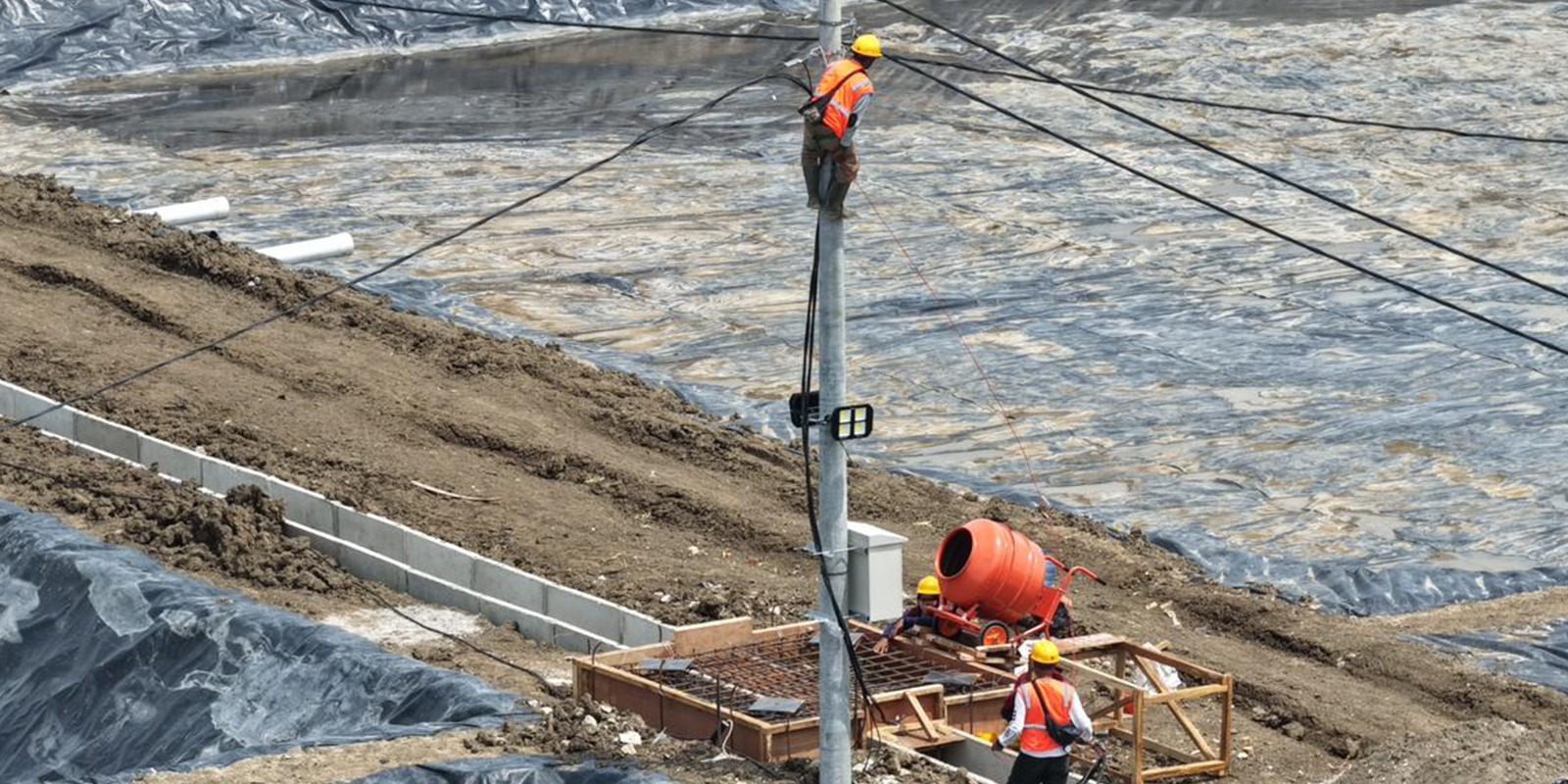 Pemasangan Tiang Listrik Pada Petakan Kolam ukuran 4000 meter persegi BINS Karawang Per 18 November 2025