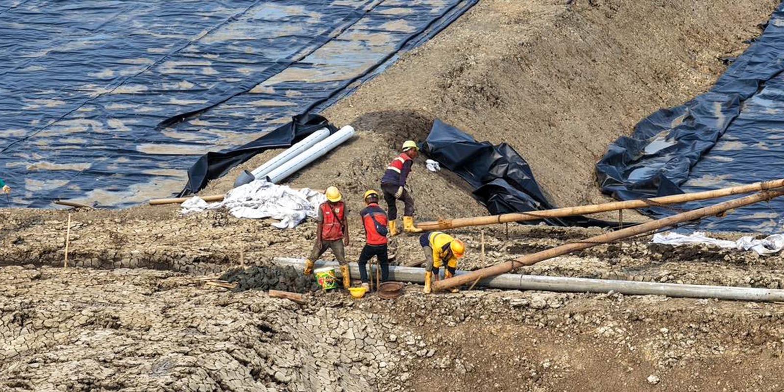 Pemasangan Tiang Listrik Pada Petakan Kolam ukuran 4000 meter persegi BINS Karawang Per 21 Oktober 2025