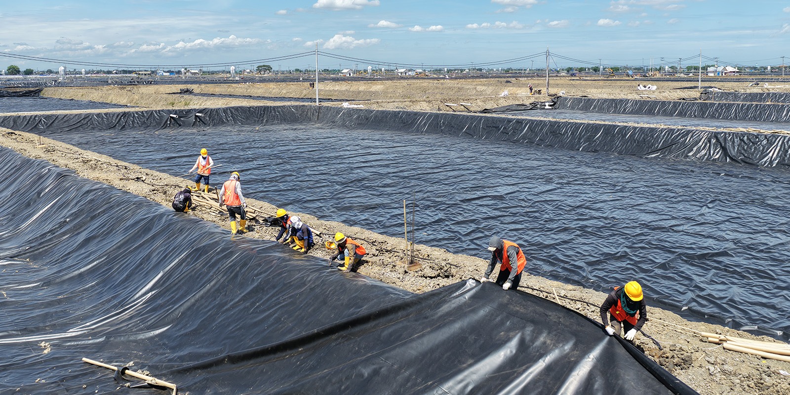 Progres Pemasangan Geomembran Kolam ukuran 4000 meter persegi BINS Karawang Per 18 Desember 2025