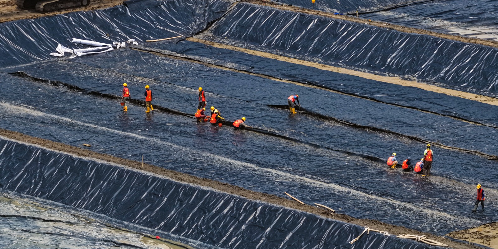Progres Pemasangan Geomembran Kolam ukuran 4000 meter persegi BINS Karawang Per  31 Oktober 2025