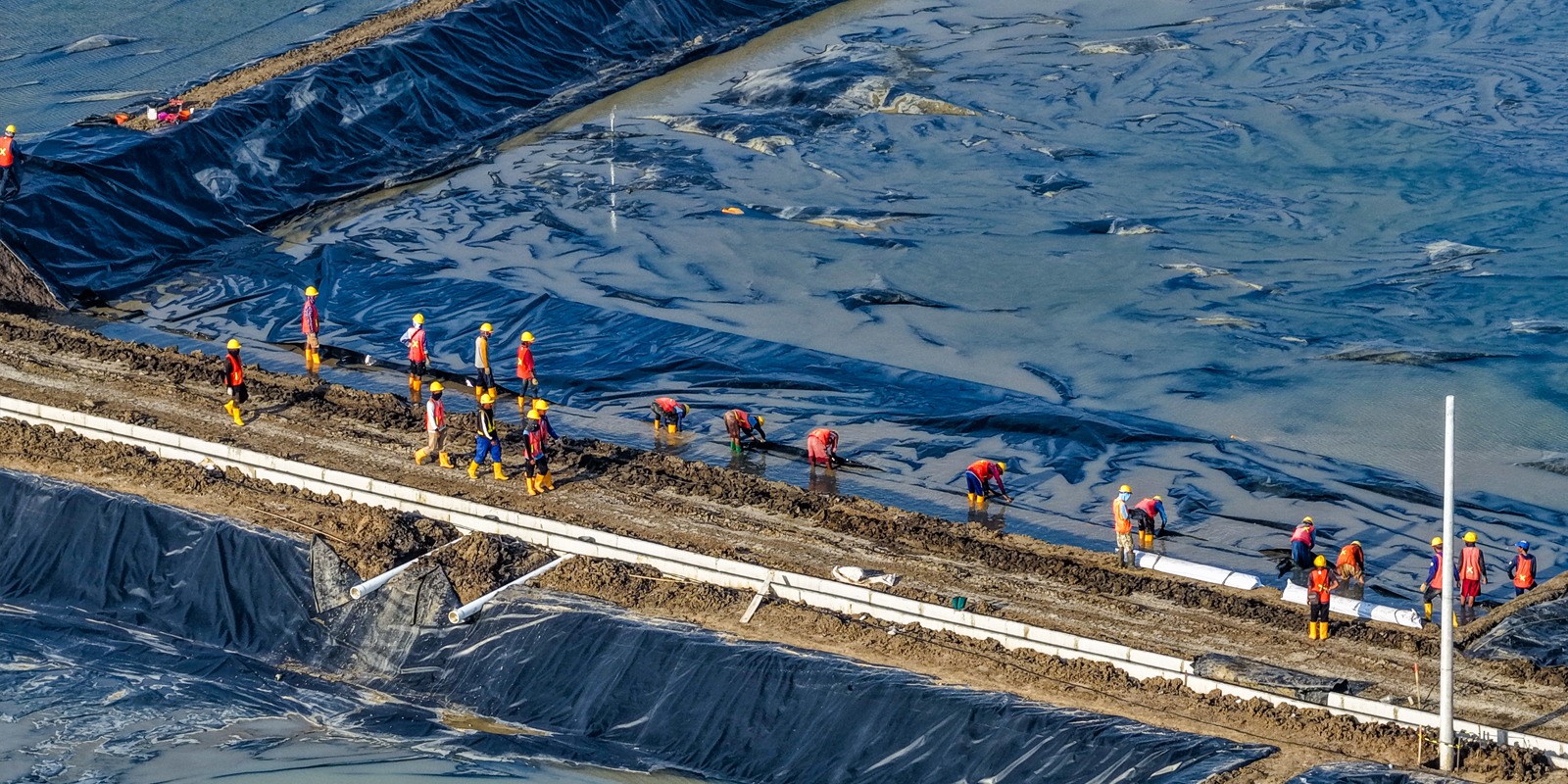 Progres Pemasangan Geomembran Kolam ukuran 4000 meter persegi BINS Karawang Per  31 Oktober 2025