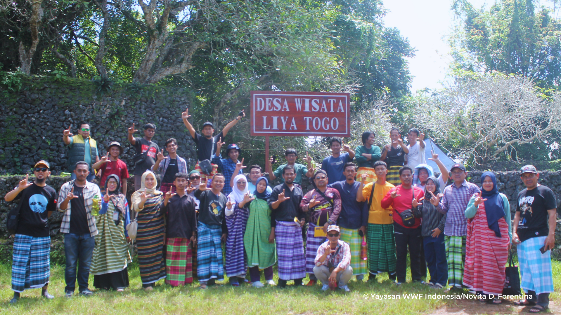 peserta berkunjung ke benteng liya