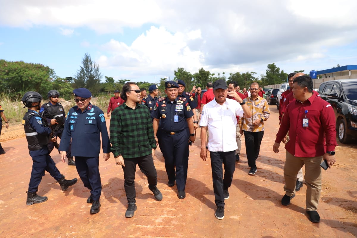 Menteri Trenggono meninjau langsung penyegelan lokasi reklamasi seluas 3.000 meter persegi di Teluk Tering, Kota Batam, Kepulauan Riau