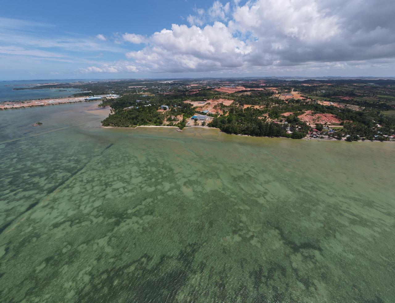Dari lokasi penyegelan reklamasi, Menteri Trenggono menuju Tanjung Bemban di Kecamatan Nongsa, melihat ceceran material limbah yang mencemari perairan pantai