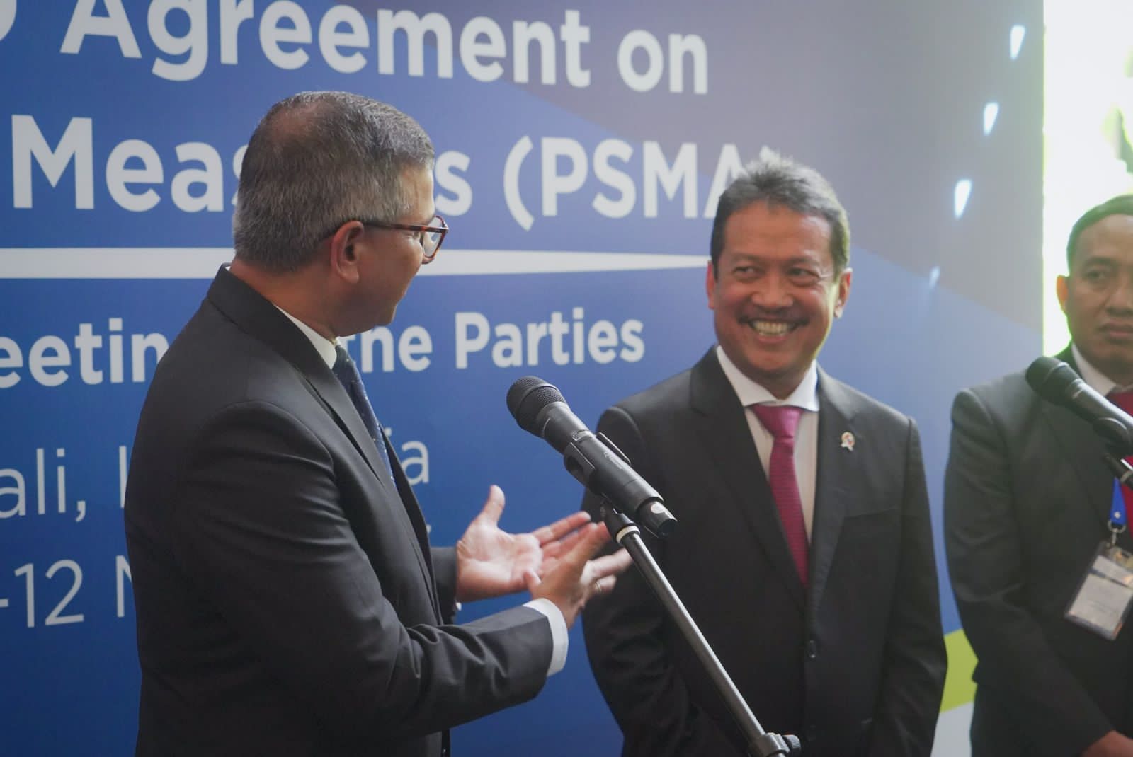 Menteri Kelautan dan Perikanan Sakti Wahyu Trenggono bersama Perwakilan Organisasi Pangan Dunia (FAO) untuk Indonesia dan Timor Leste, Rajendra Aryal dalam 4th Meeting of the Parties The FAO Agreement on Port State Measure (PSMA) di Bali