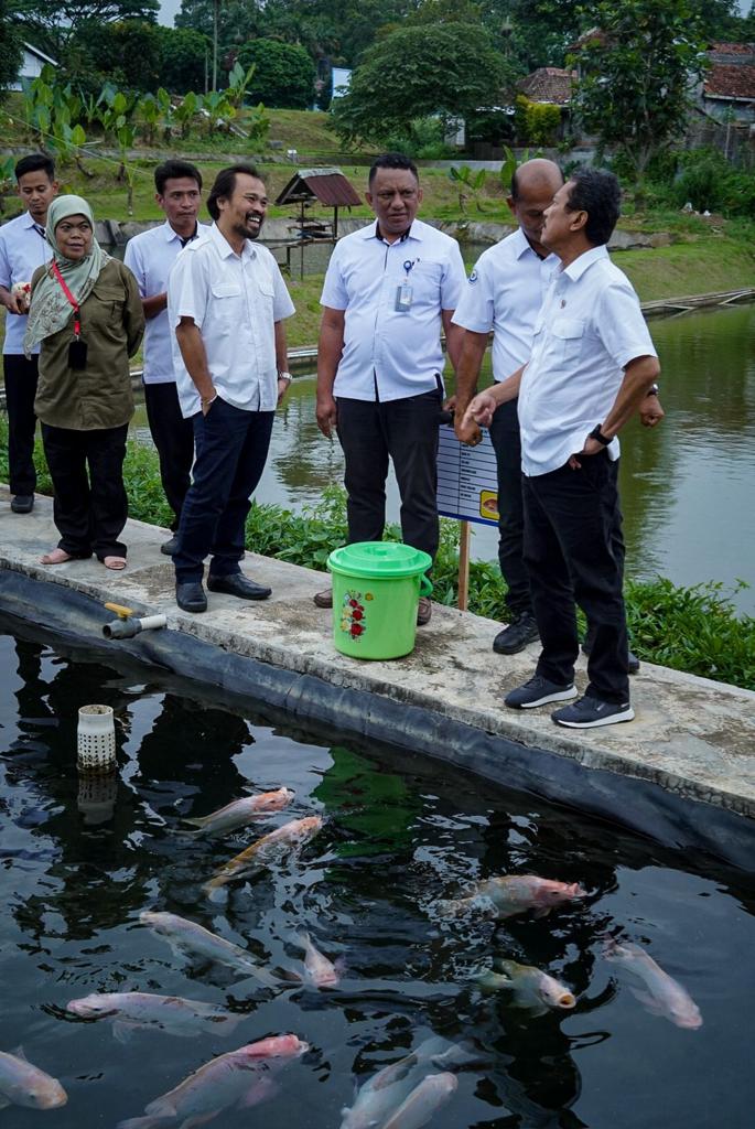 Menteri Trenggono mengunjungi Balai Besar Perikanan Budidaya Air Tawar (BBPBAT) Sukabumi yang merupakan unit pelaksana teknis Ditjen Perikanan Budidaya KKP