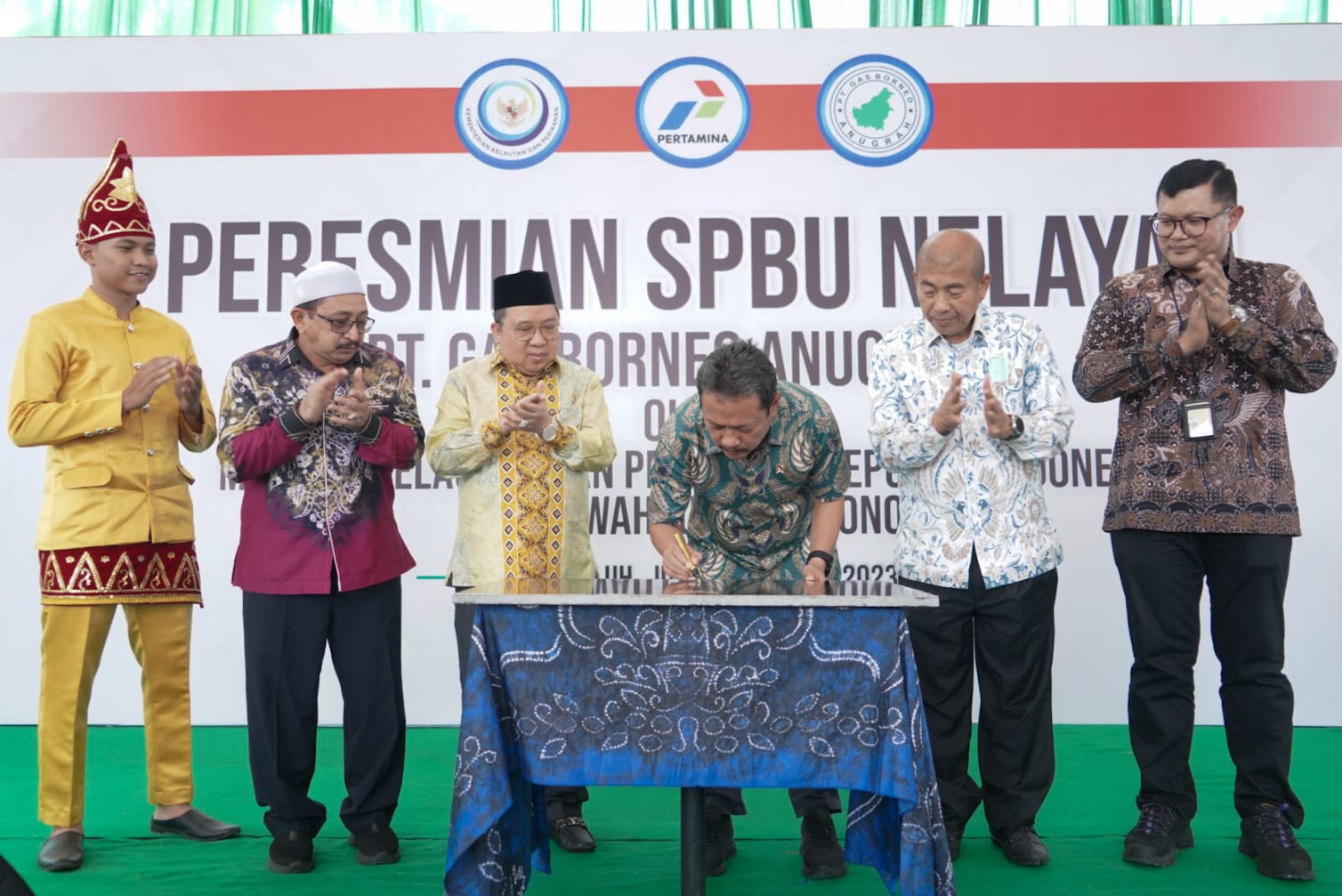 Menteri Kelautan dan Perikanan Sakti Wahyu Trenggono meresmikan Stasiun Pengisian Bahan Bakar Nelayan (SPBN) di Kecamatan Aluh-Aluh, Kabupaten Banjar, Kalimantan Selatan
