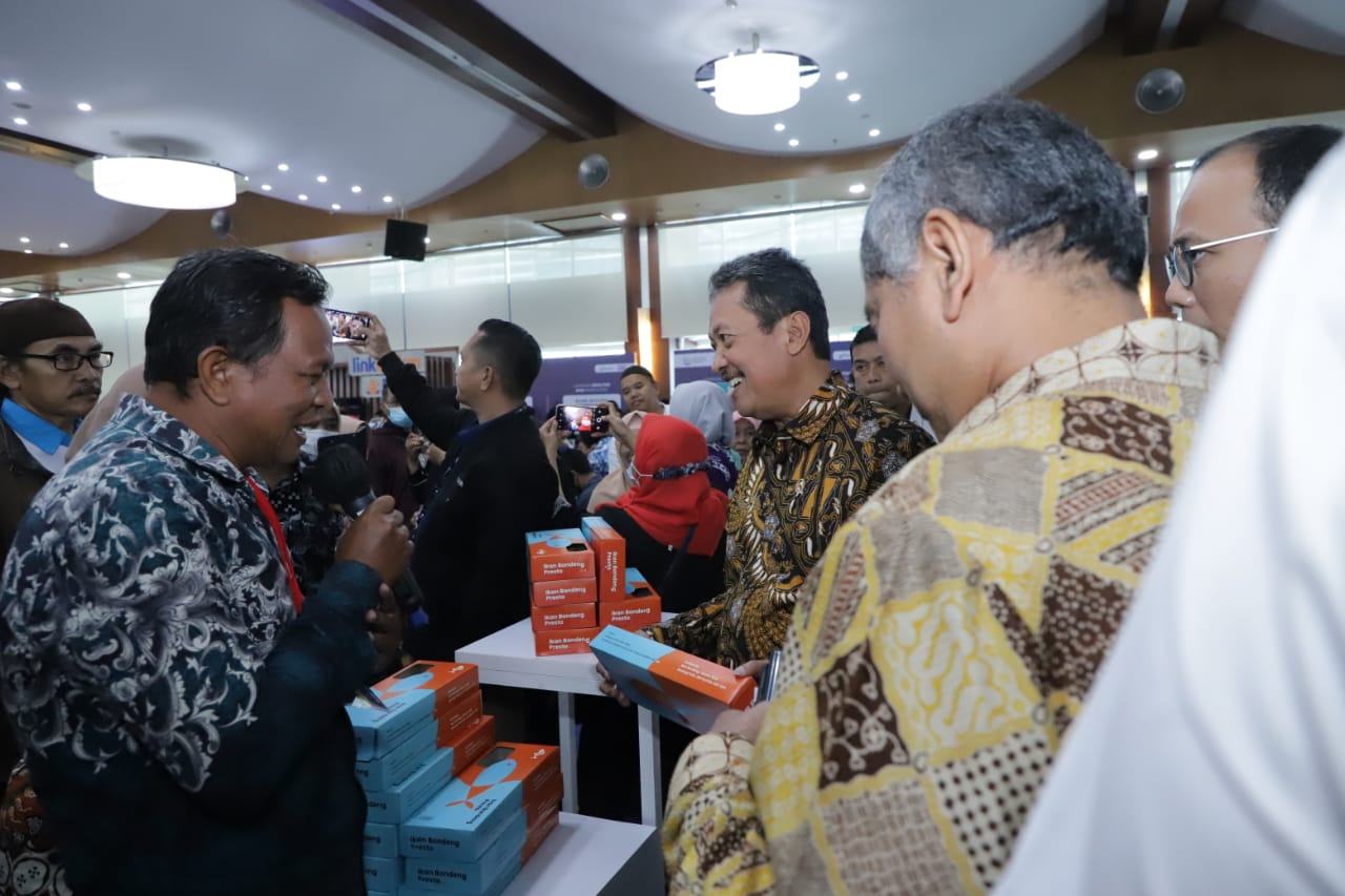 Menteri Kelautan dan Perikanan Sakti Wahyu Trenggono bersama Dirut BRI Mas Sunarso menandatangani MoU antara KKP dan BRI dalam mendukung peningkatan ekonomi sektor kelautan dan perikanan di Indonesia, khususnya melalui penguatan peran UMKM.