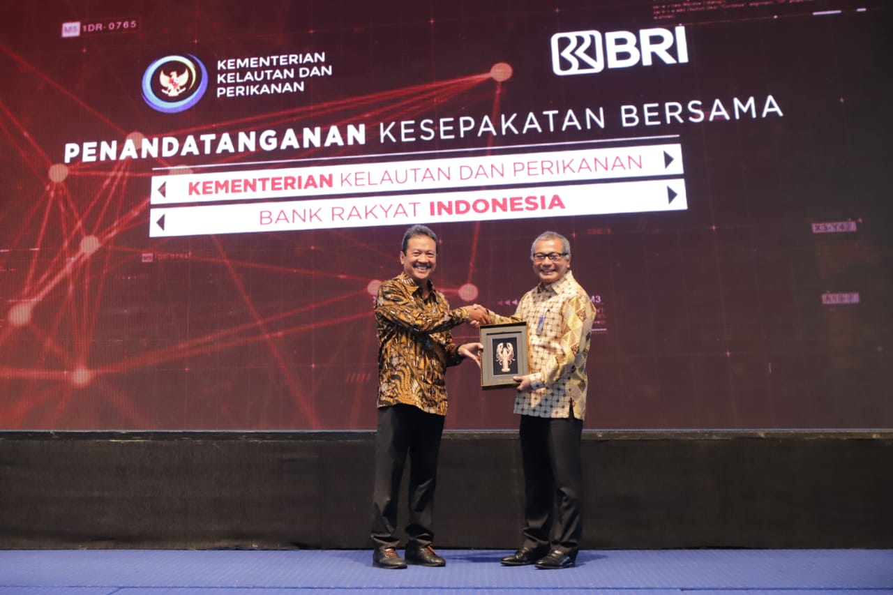 Menteri Kelautan dan Perikanan Sakti Wahyu Trenggono bersama Dirut BRI Mas Sunarso menandatangani MoU antara KKP dan BRI dalam mendukung peningkatan ekonomi sektor kelautan dan perikanan di Indonesia, khususnya melalui penguatan peran UMKM.