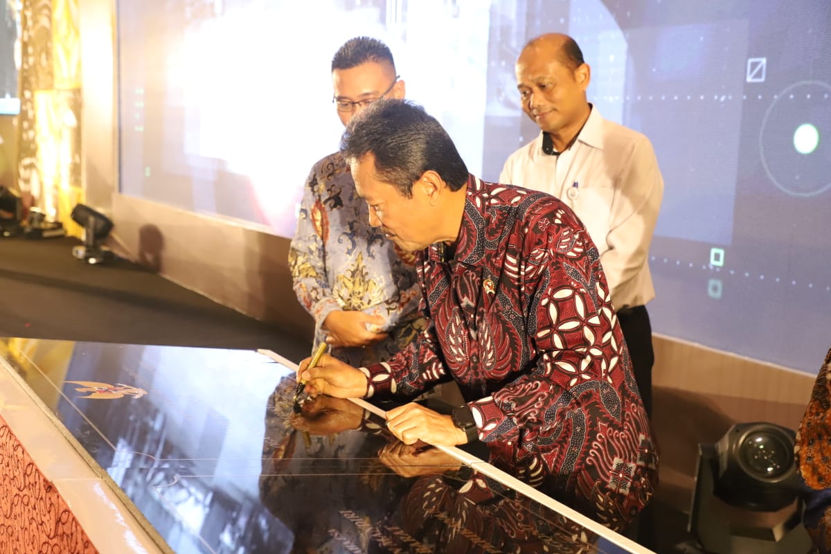 Menteri Kelautan dan Perikanan Sakti Wahyu Trenggono didamping Dirjen Perikanan Budidaya TB Haeru Rahayu memukul gong dalam rangka membuka Rapat Kerja Teknis Ditjen Perikanan Budidaya Tahun 2023 di Yogyakarta, DIY