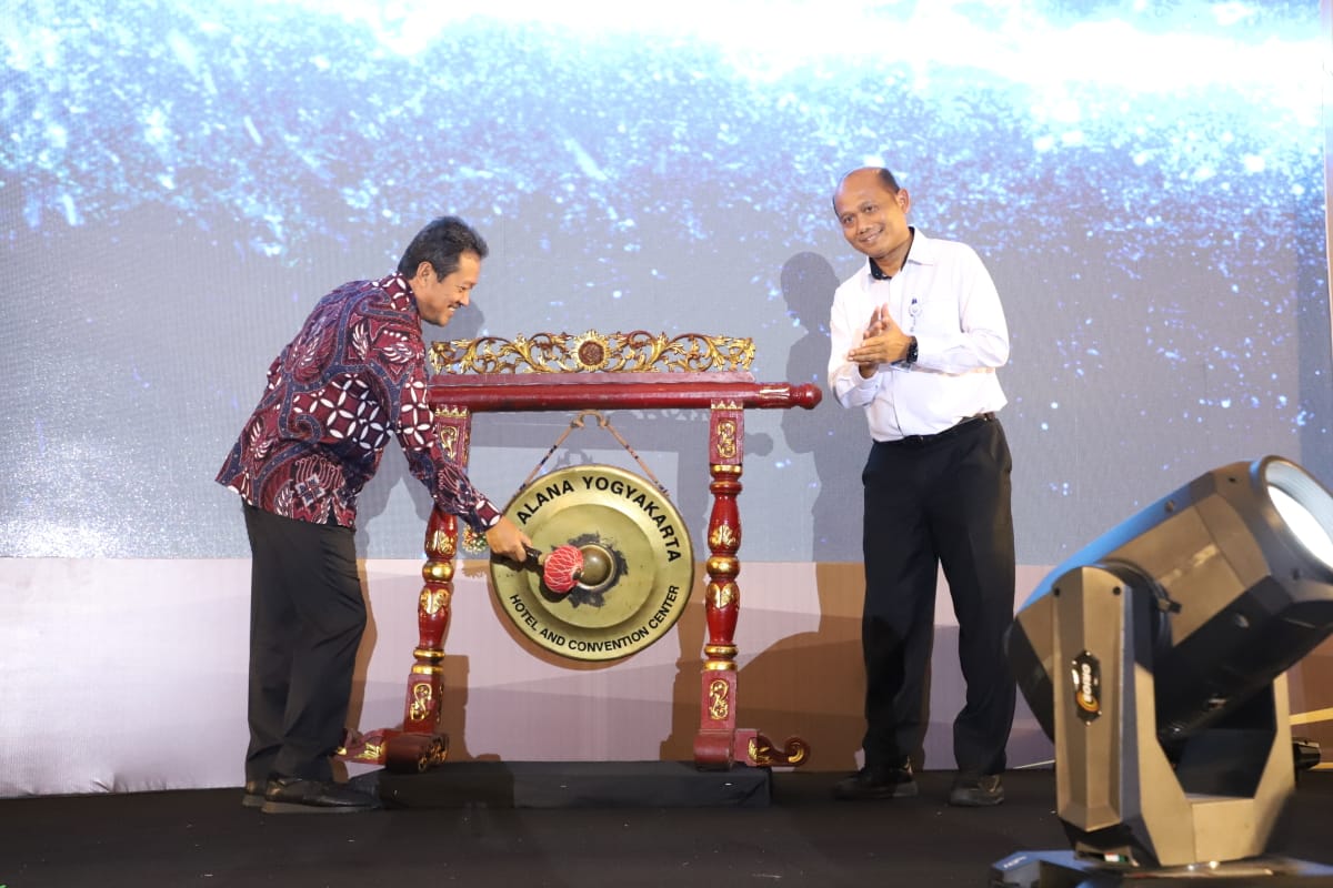 Menteri Kelautan dan Perikanan Sakti Wahyu Trenggono didamping Dirjen Perikanan Budidaya TB Haeru Rahayu memukul gong dalam rangka membuka Rapat Kerja Teknis Ditjen Perikanan Budidaya Tahun 2023 di Yogyakarta, DIY