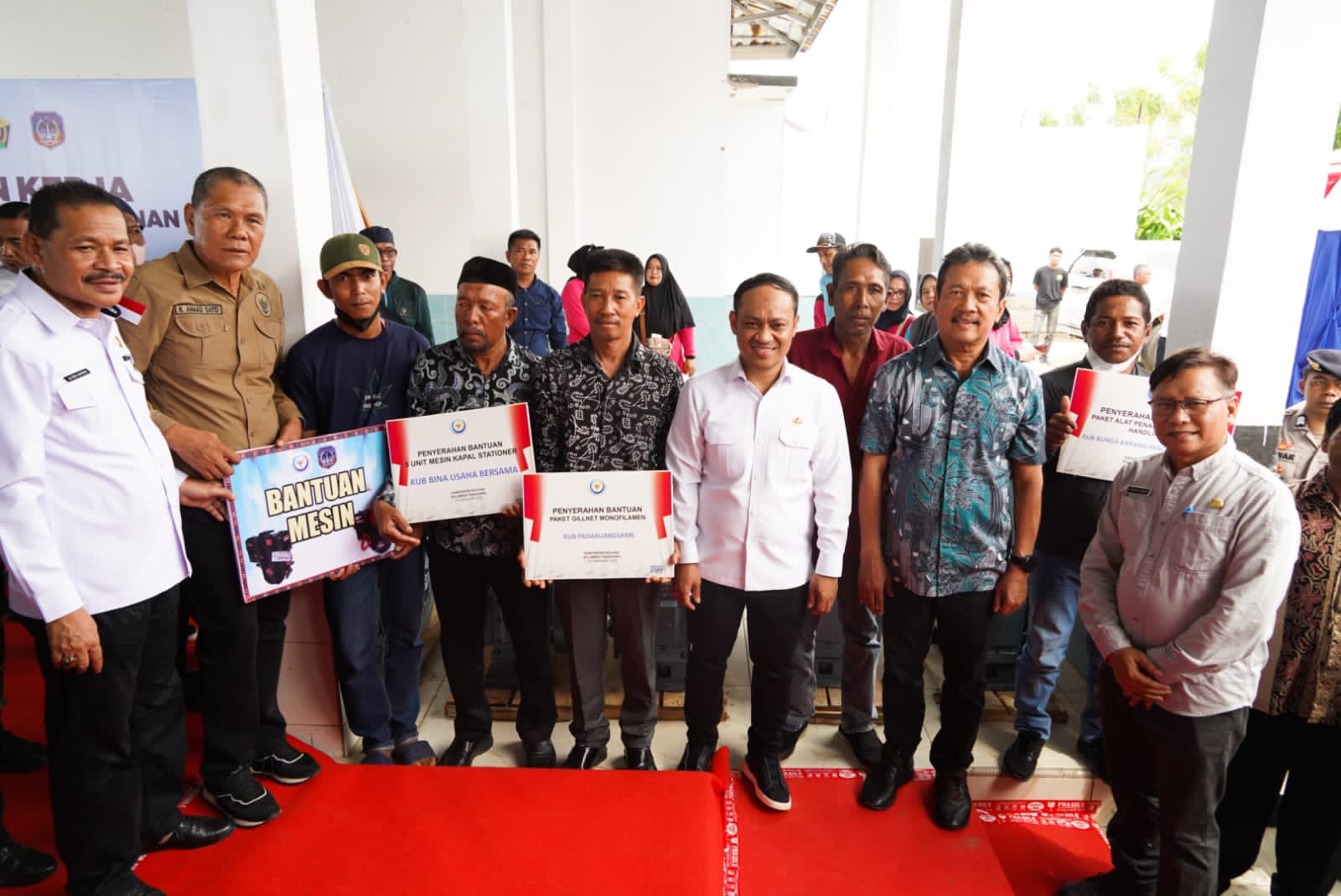 Menteri Sakti Wahyu Trenggono bersama Pak Haerul Saleh Anggota IV BPK RI dan Bupati Bapak Ahmaf Safei, meninjau PPI Mangolo di Kecamatan Latambaga