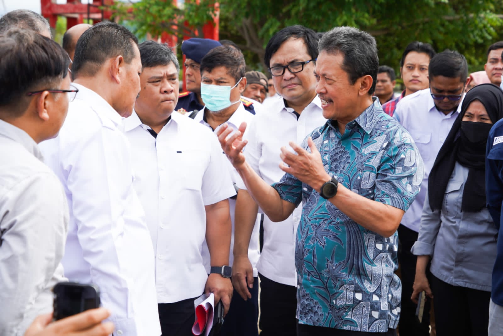 Menteri Sakti Wahyu Trenggono bersama Pak Haerul Saleh Anggota IV BPK RI dan Bupati Bapak Ahmaf Safei, meninjau PPI Mangolo di Kecamatan Latambaga