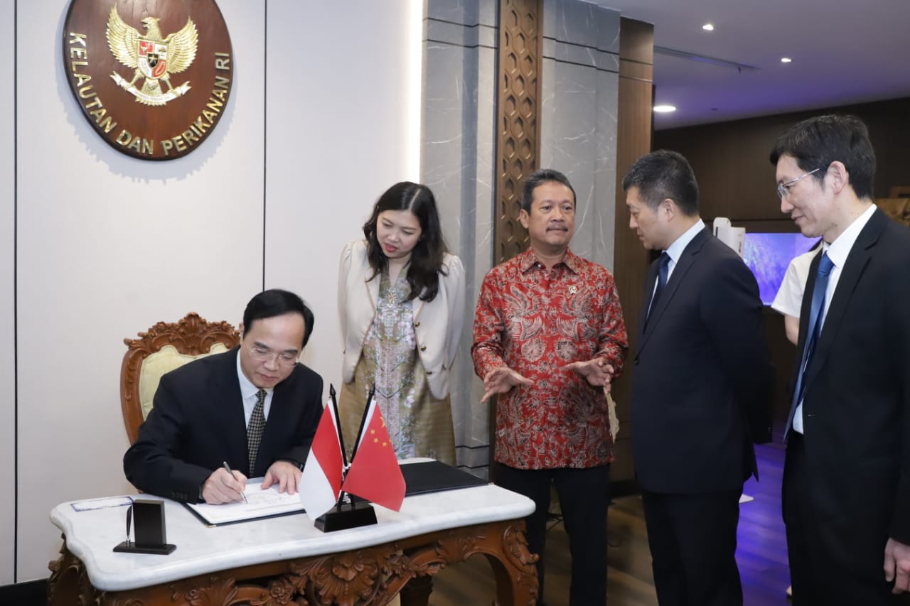 Menteri Sakti Wahyu Trenggono menerima kunjungan Mr. Lu Kang, Duta Besar Tiongkok untuk Indonesia beserta jajaran Pemerintah Kota Fuzhou - Provinsi Fujian di Kantor KKP