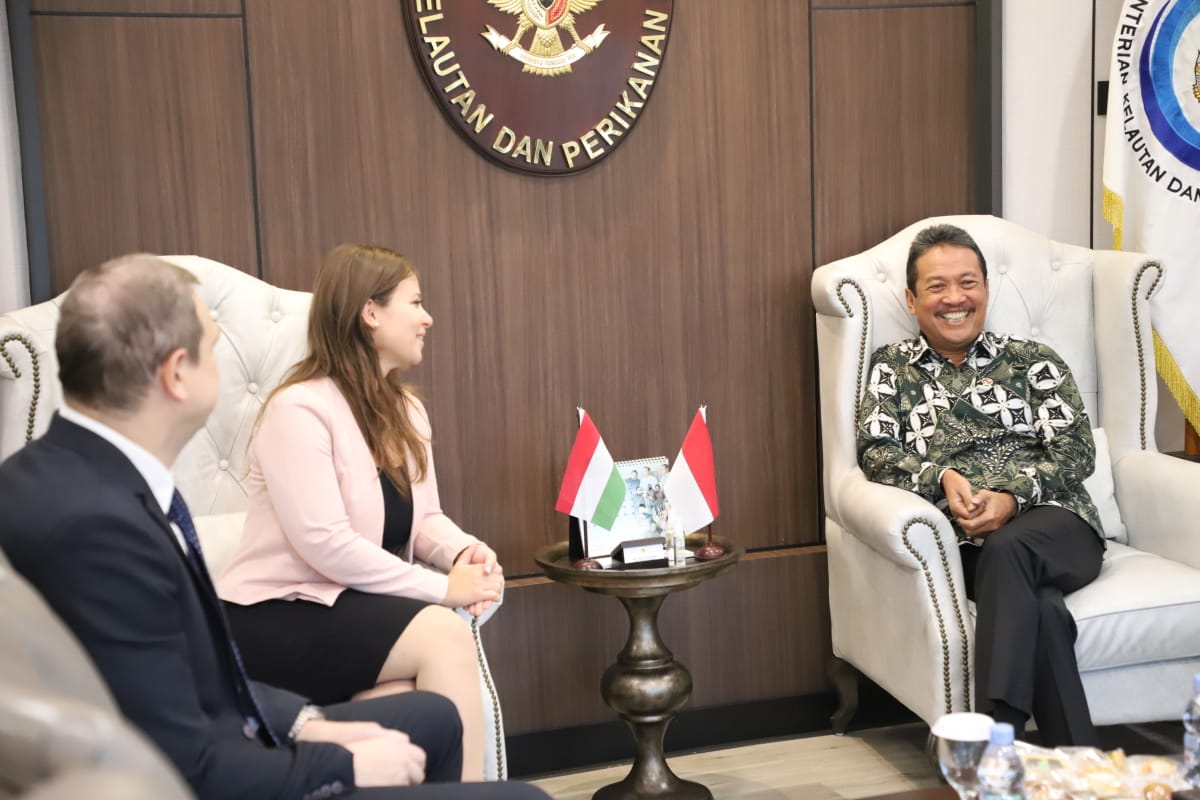 Menteri Trenggono menerima kunjungan Duta Besar Hongaria untuk Indonesia, Timor Leste, dan ASEAN, H.E. Ms. Lilla Karsay di Kantor KKP