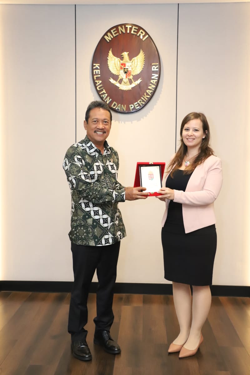 Menteri Trenggono menerima kunjungan Duta Besar Hongaria untuk Indonesia, Timor Leste, dan ASEAN, H.E. Ms. Lilla Karsay di Kantor KKP