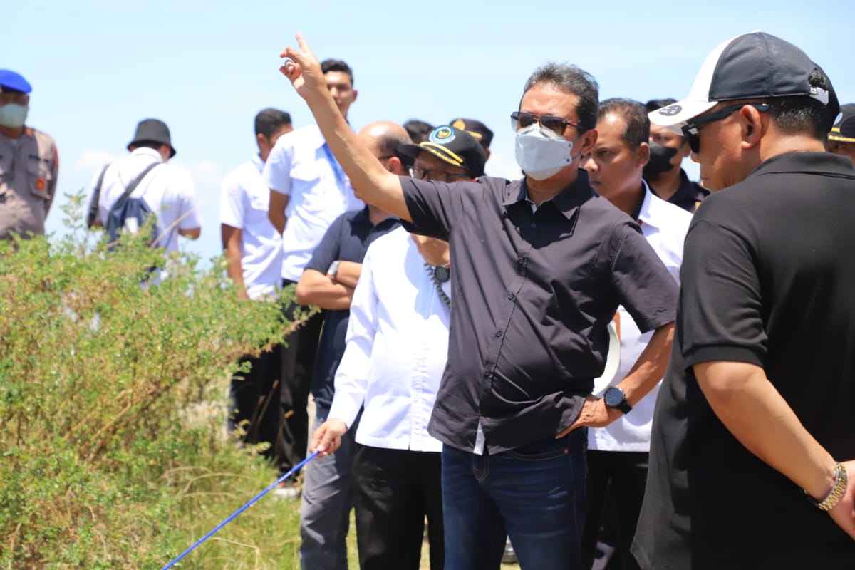 Menteri Sakti Wahyu Trenggono bersama Bupati Jembrana Bapak I Nengah Tamba dan jajaran mengunjungi Pelabuhan Perikanan Nusantara (PPN) Pengambengan di Jembrana, Bali