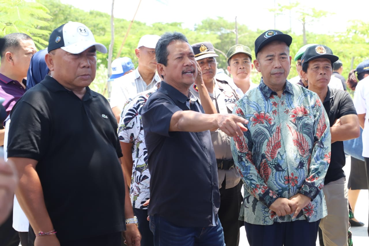Menteri Sakti Wahyu Trenggono bersama Bupati Jembrana Bapak I Nengah Tamba dan jajaran mengunjungi Pelabuhan Perikanan Nusantara (PPN) Pengambengan di Jembrana, Bali