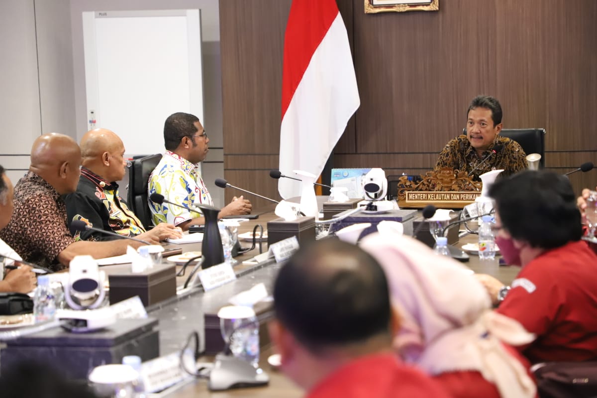 Menteri Sakti Wahyu Trenggono menerima kunjungan Bupati dan Wakil Bupati wilayah pesisir Papua di Kantor Kementerian Kelautan dan Perikanan