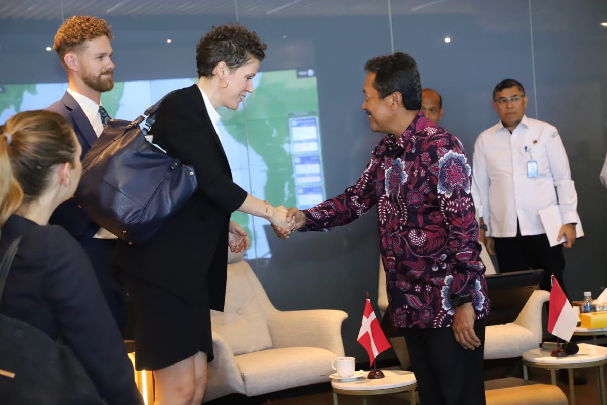 Menteri Sakti Wahyu Trenggono menerima kunjungan Duta Besar Denmark untuk Indonesia H.E. Lars Bo Larsen bersama Ambassador of Technology, H.E. Anne Marie beserta rombongan di ruang Command Center KKP