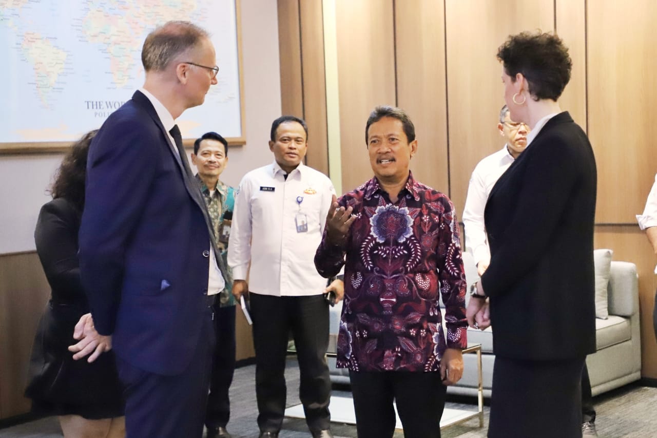 Menteri Sakti Wahyu Trenggono menerima kunjungan Duta Besar Denmark untuk Indonesia H.E. Lars Bo Larsen bersama Ambassador of Technology, H.E. Anne Marie beserta rombongan di ruang Command Center KKP