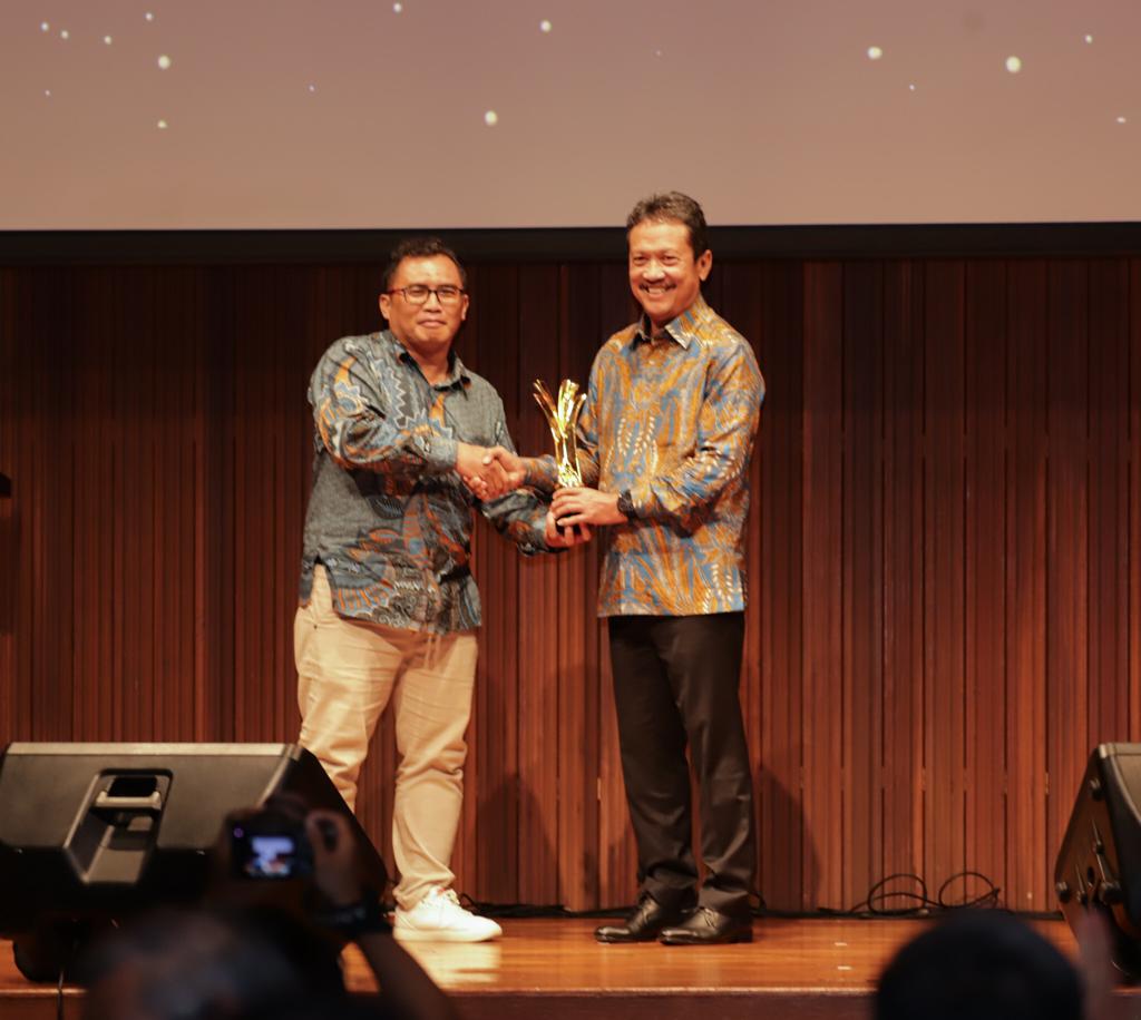 Menteri Kelautan dan Perikanan, Sakti Wahyu Trenggono menerima Gatra Award Tahun 2022 sebagai Tokoh Transformasi Tata Kelola Perikanan