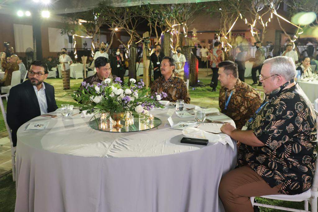 Menteri Trenggono mengikuti jamuan makan malam yang dihadiri para tamu negara peserta Archipelagic and Island State (AIS) Forum di Nusa Dua