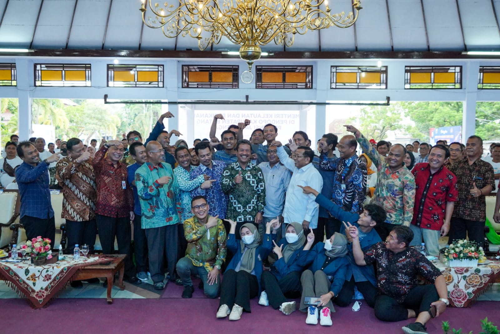 Menteri Kalautan dan Perikanan Sakti Wahyu Trenggono menghadiri acara Rembug Nelayan yang diselenggarakan Ikatan Keluarga Alumni Universitas Diponegoro (IKAUNDIP) di Pendopo Pemkab Batang, Jawa Tengah