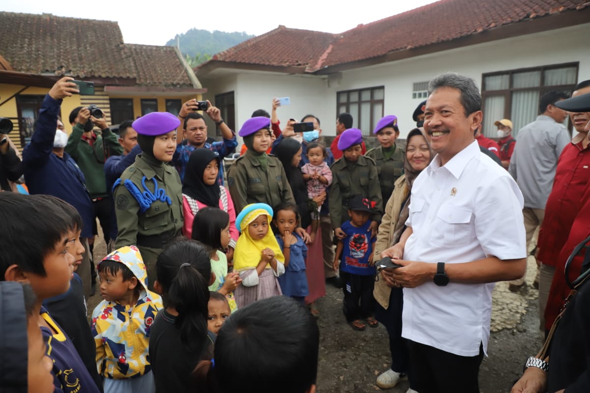Menteri Kelautan dan Perikanan Sakti Wahyu Trenggono menyerahkan bantuan berupa ikan beku, obat-obatan, pakaian hingga sembako yang nilainya mencapai Rp734,6 juta kepada korban gempa bumi di posko pengungsian Desa Ciherang, Kecamatan Pacet, Kabupaten Cianjur, Jawa Barat