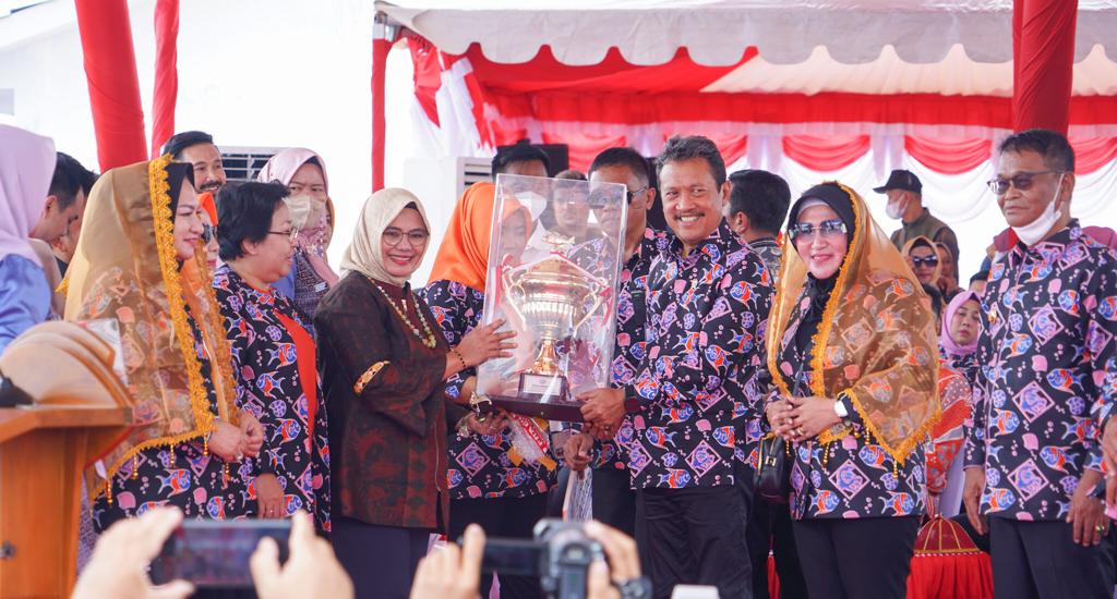 Menteri Kelautan dan Perikanan Sakti Wahyu Trenggono bersama Gubernur Sulawesi Tengah dan jajaran KKP dalam acara puncak Harkannas 2022 di Pantai Mosing, Kab. Parigi Moutong, Sulawesi Tengah