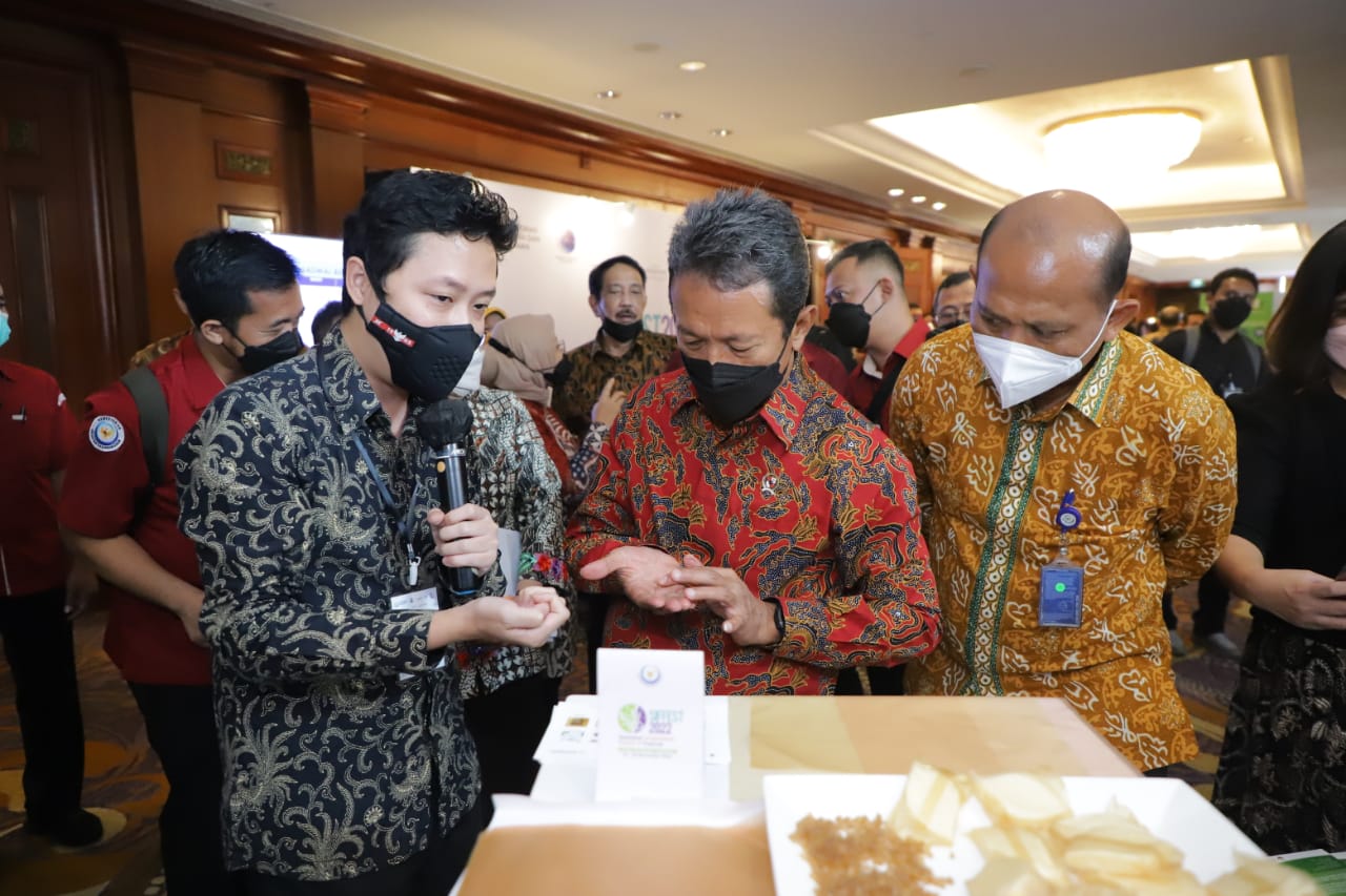 Menteri Kelautan dan Perikanan Sakti Wahyu Trenggono membuka Seaweed Investment Forum + Festival (SIFFEST) 2022 di Surabaya, Jawa Timur
