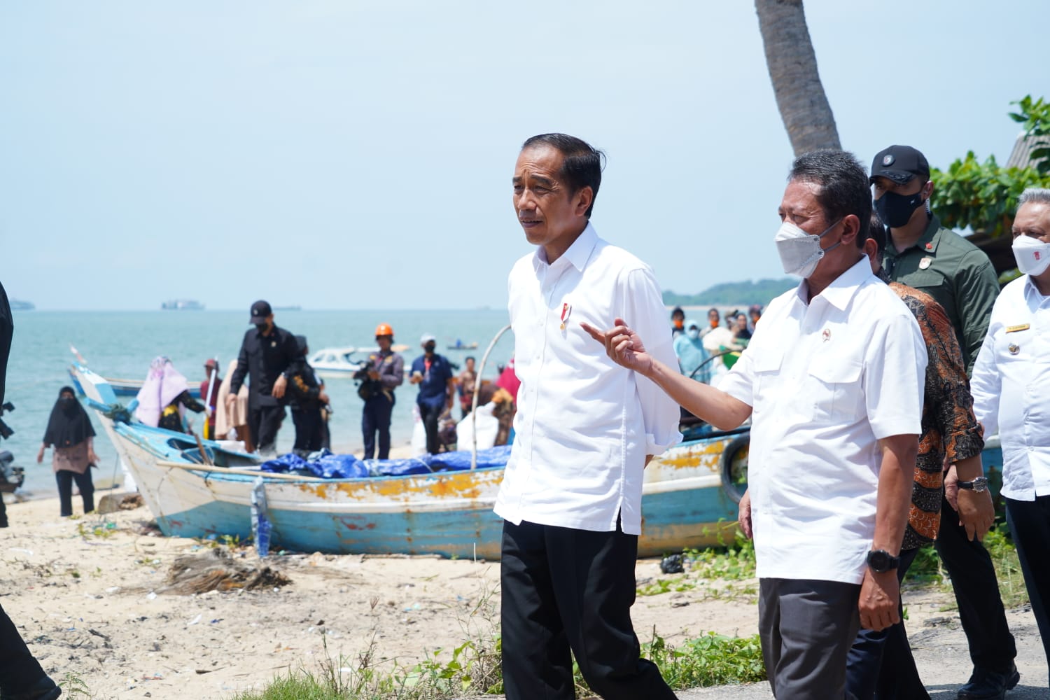 Menteri Kelautan dan Perikanan Sakti Wahyu Trenggono menunjukkan kepada Presiden Joko Widodo pelaksanaan Gerakan Nasional Bulan Cinta Laut (Gernas BCL) di pesisir Kabupaten Bangka Barat, Provinsi Kepulauan Bangka Belitung
