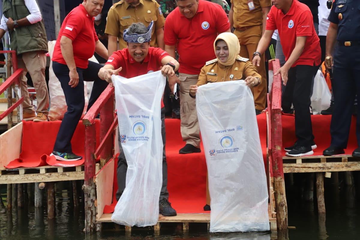 Menteri Kelautan dan Perikanan Sakti Wahyu Trenggono bersama Wali Kota Tanjungpinang, Rahma, melepas-liar benih kakap putih di perairan Kampung Madong, Kecamatan Tanjungpinang Kota