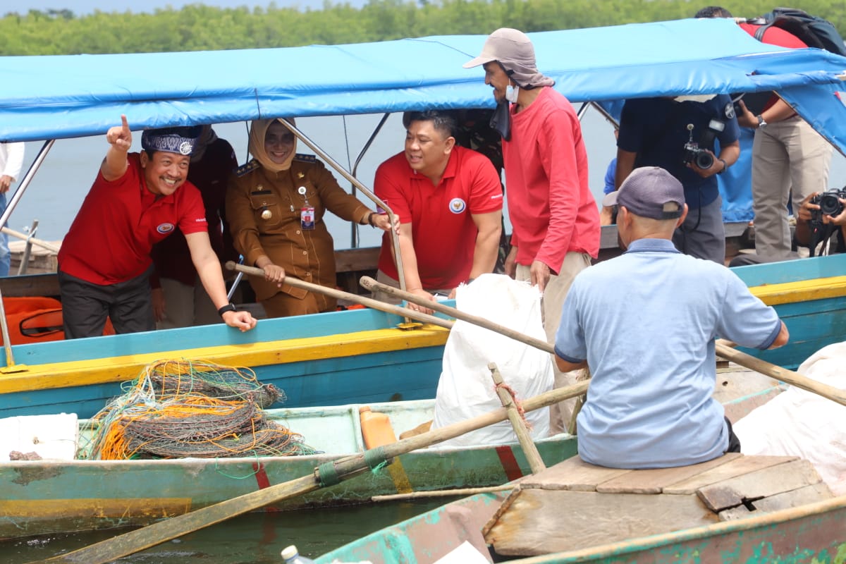Menteri Kelautan dan Perikanan Sakti Wahyu Trenggono berinteraksi dengan nelayan peserta Gerakan Nasional Bulan Cinta Laut (BCL) yang tengah menangkap sampah di perairan Tanjungpinang, Kepuluan Riau