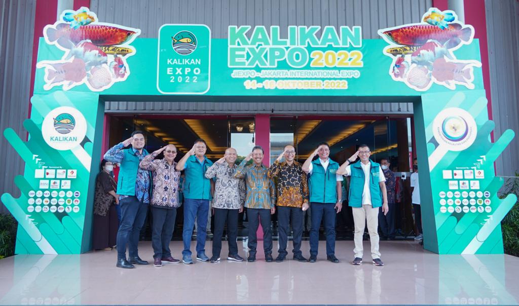 Menteri Kelautan dan Perikanan Sakti Wahyu Trenggono dan Menteri Koperasi dan UKM Teten Masduki menyaksikan beragam ikan hias air tawar yang dipamerkan dalam ajang Kalikan Expo 2022 di JIExpo Kemayoran
