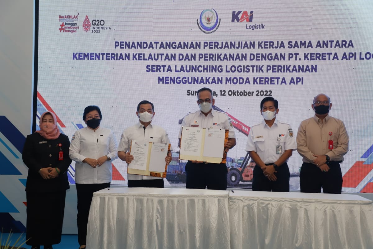 Sekjen KKP Antam Novambar bersama Dirut PT KAI Logistik TLN Ahmad Malik Syah memperlihatkan perjanjian kerja sama