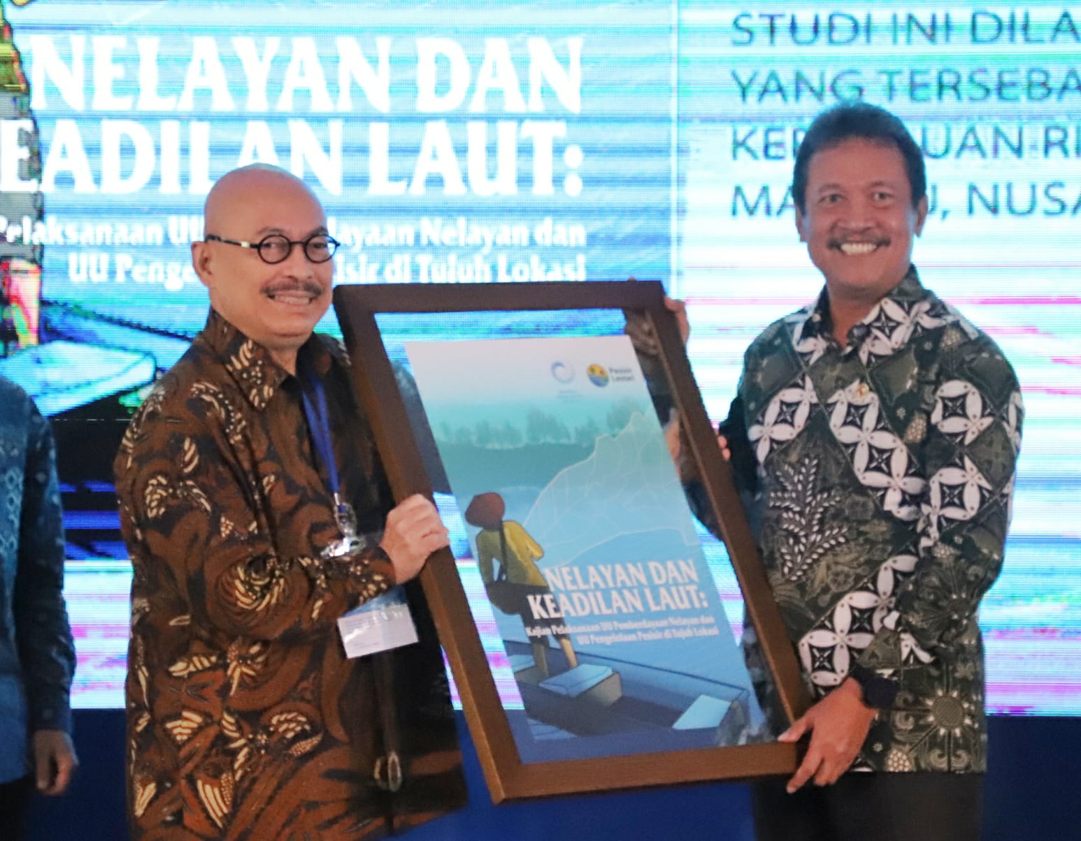 Menteri Kelautan dan Perikanan Sakti Wahyu Trenggono (kanan) bersama CEO Indonesia Ocean Justice Initiative Mas Achmad Santosa saat meluncurkan kajian berjudul “Nelayan dan Keadilan Laut: Dampak Undang-undang Perlindungan Nelayan dan Pengelolaan Wilayah Pesisir bagi Kesejahteraan Nelayan Kecil”