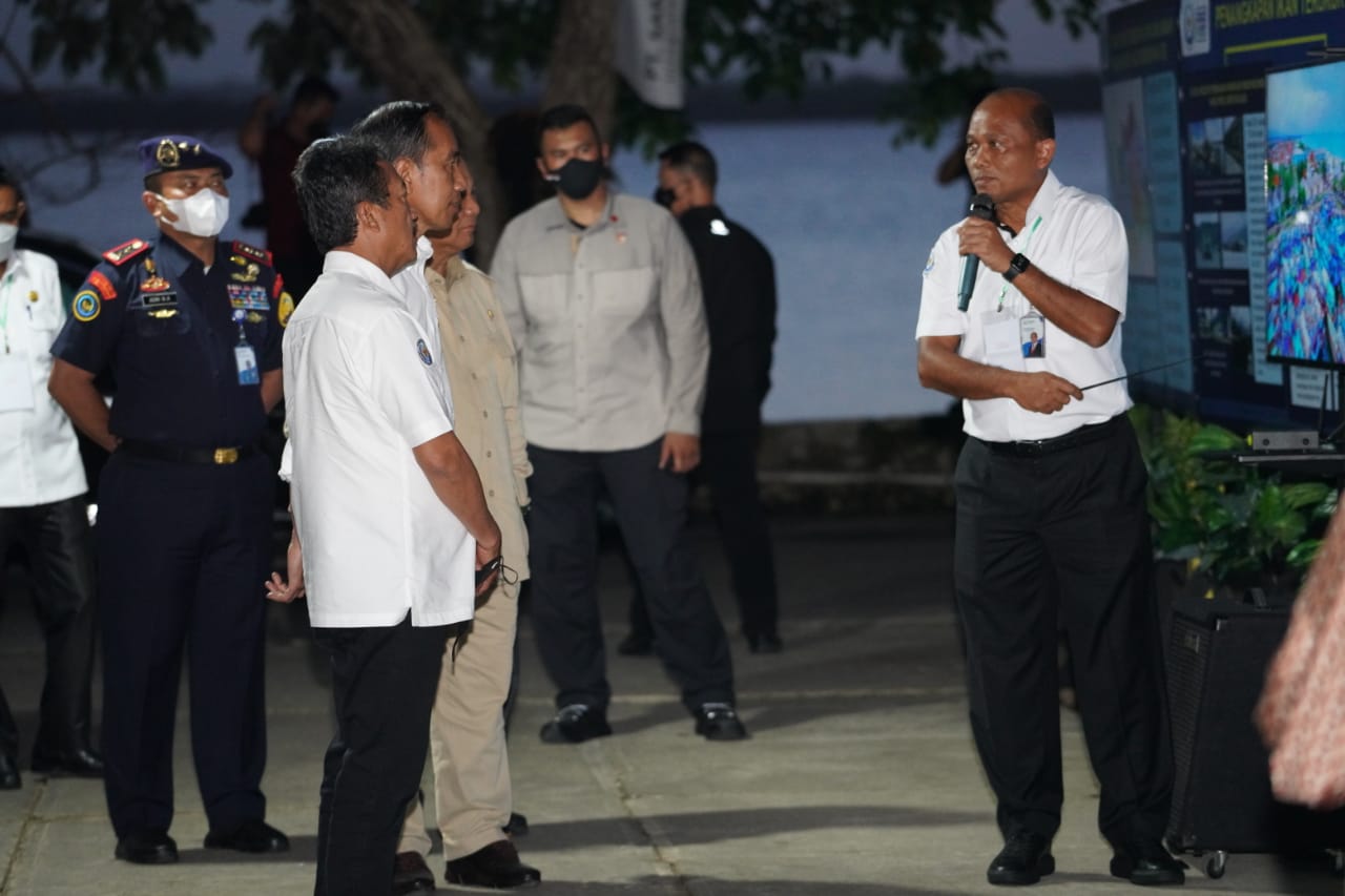(14/09/2022) Direktur Jenderal Perikanan Budidaya, Tb Haeru Rahayu saat memaparkan prospek pengembangan budidaya rumput laut di depan Presiden Joko Widodo pada kunjungan kerja di Tual